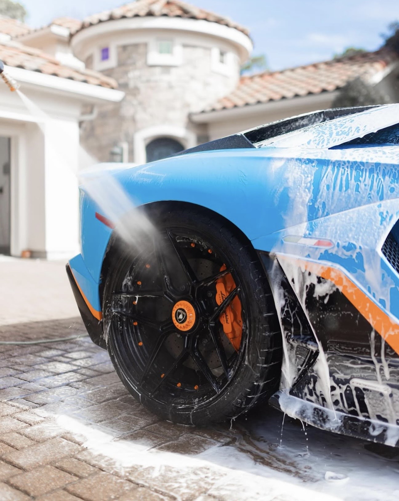 Pressure rinse on a foamed Lamborghini wheel